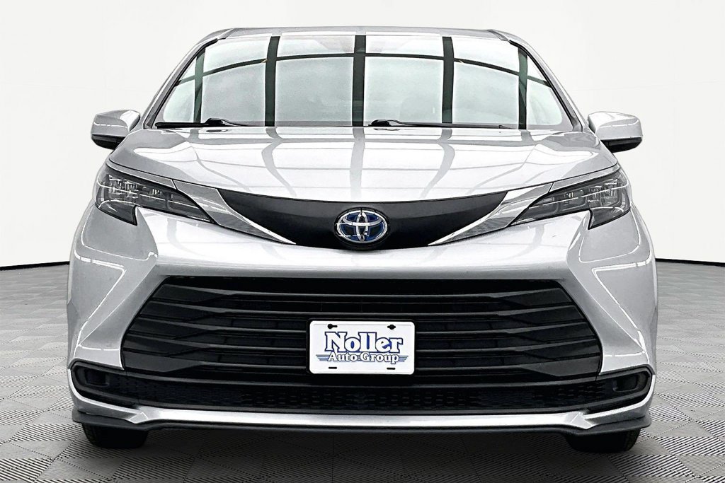Used 2025 Toyota Sienna LE FWD image 3