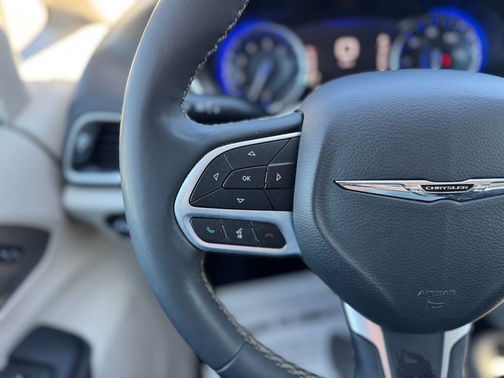 Used 2023 Chrysler Pacifica Touring-L image 16
