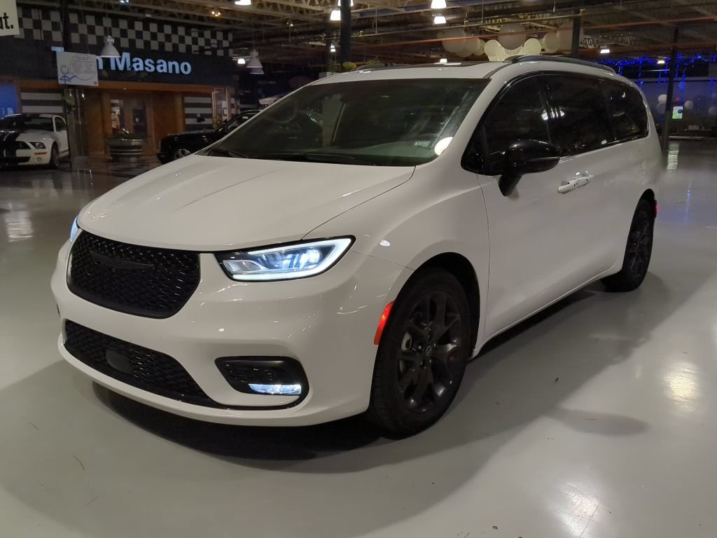 Used 2025 Chrysler Pacifica Limited FWD image 1