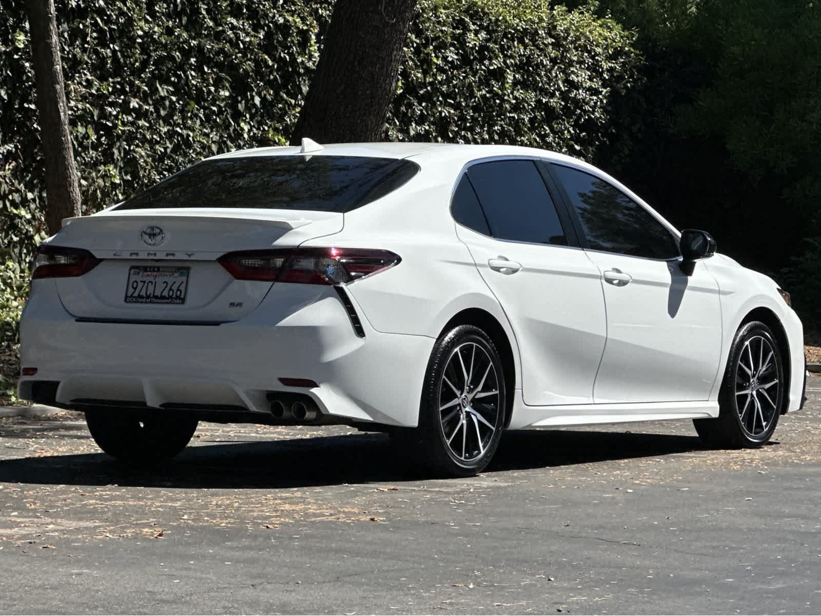 Used 2023 Toyota Camry SE w/ Convenience Package FWD image 2