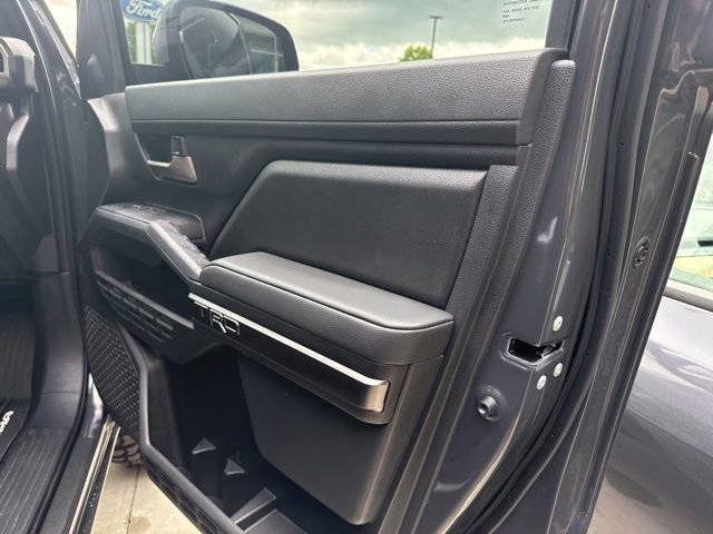 Used 2025 Toyota Tacoma SR5 AWD/4WD image 43