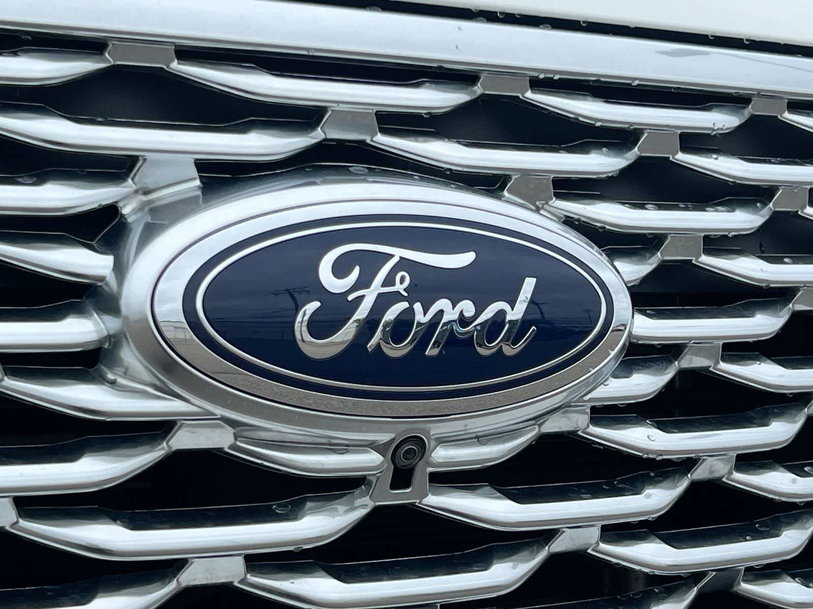 Certified 2023 Ford Explorer Platinum w/ Technology Package AWD/4WD image 13