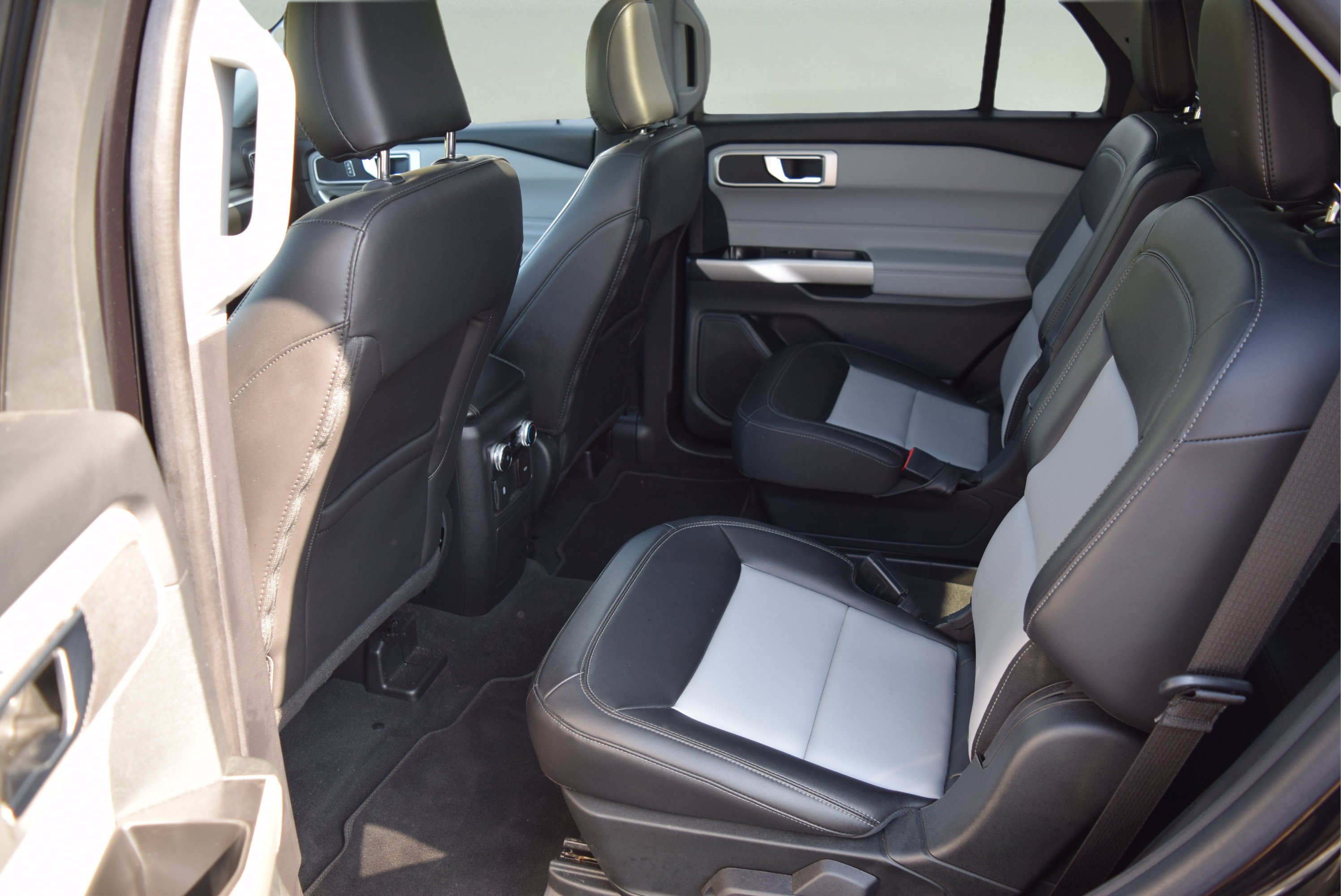 Certified 2022 Ford Explorer XLT w/ Equipment Group 202A AWD/4WD image 8