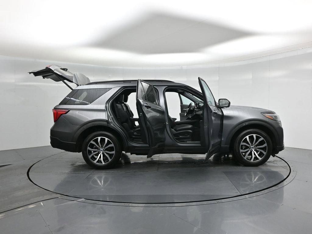 Certified 2025 Ford Explorer ST-Line image 5