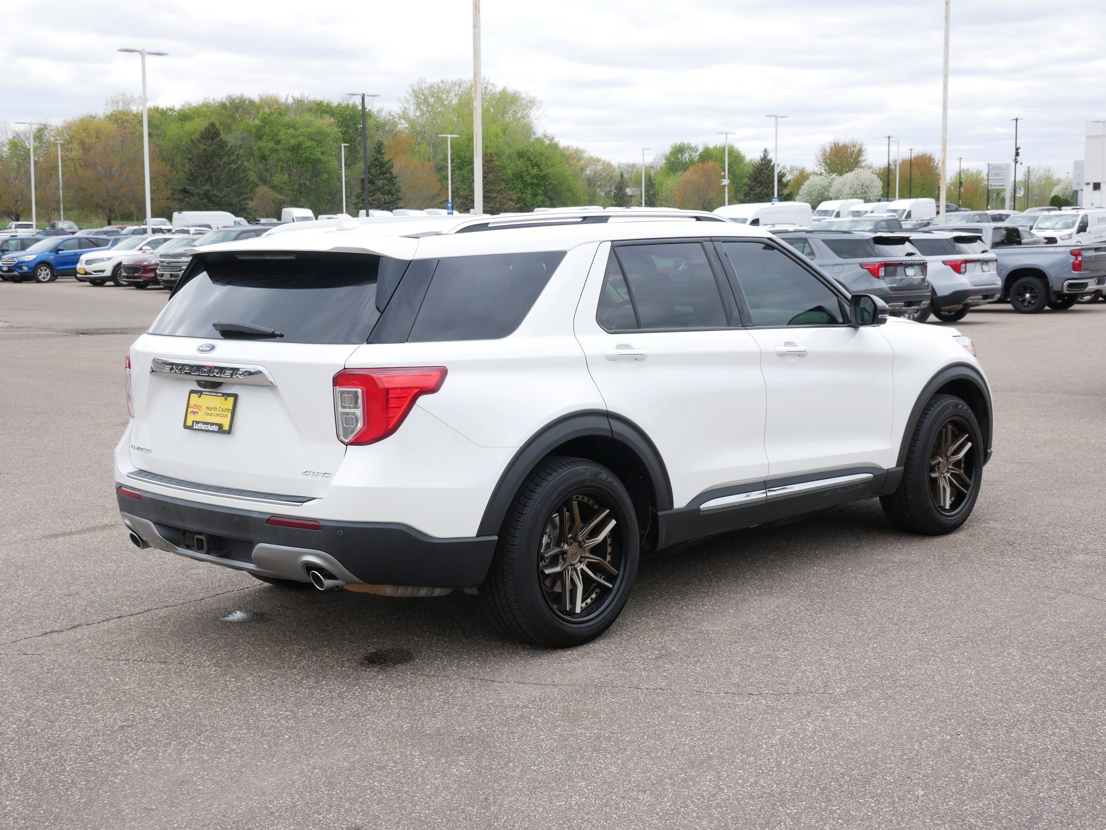 Certified 2022 Ford Explorer Limited w/ Equipment Group 301A AWD/4WD image 3