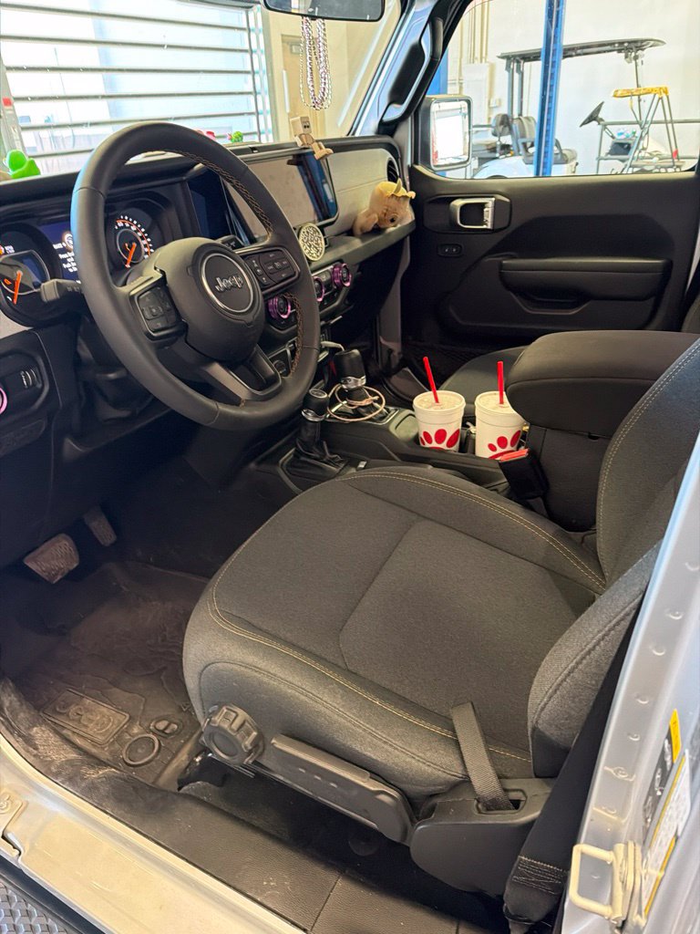 Used 2024 Jeep Gladiator Sport AWD/4WD image 2
