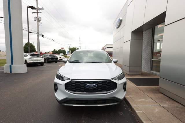 Certified 2025 Ford Escape ST-Line Select w/ Tech Pack #2 AWD/4WD image 3