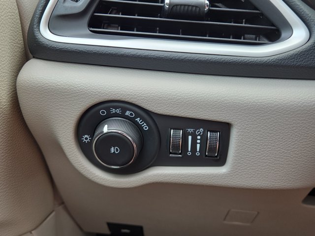 Used 2024 Chrysler Pacifica Touring-L FWD image 28