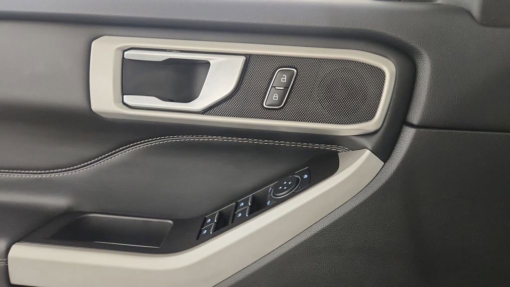 Certified 2023 Ford Explorer XLT image 16