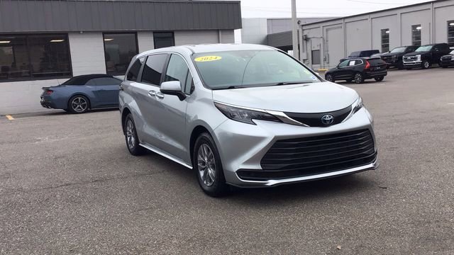 Used 2024 Toyota Sienna LE image 7