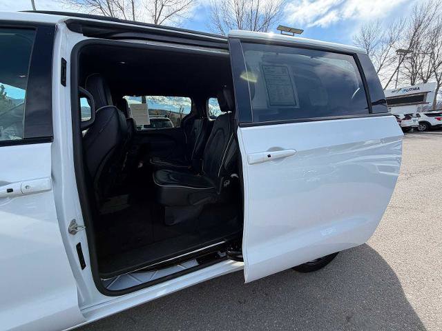 Used 2025 Chrysler Pacifica Limited image 23