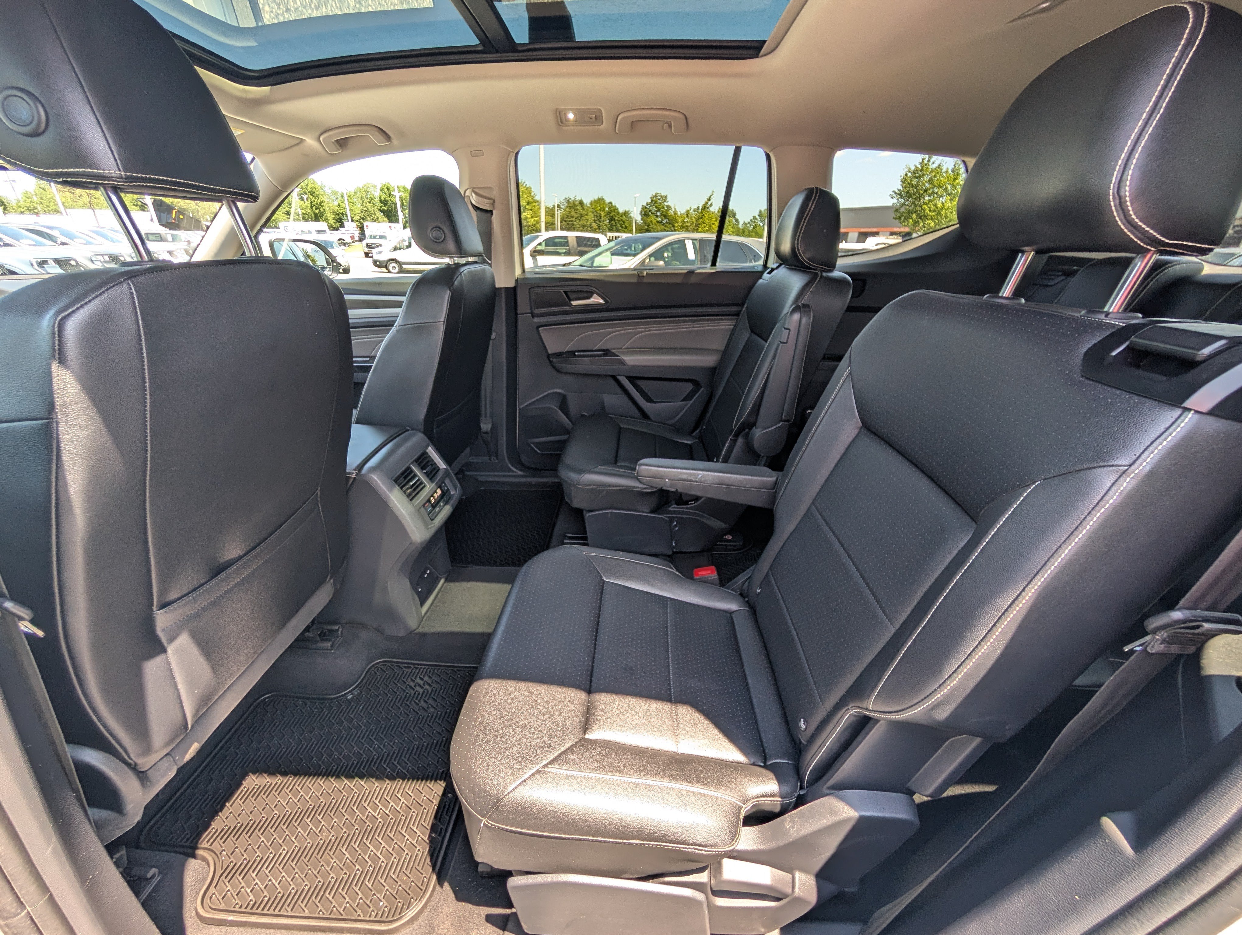 Used 2021 Volkswagen Atlas SE w/ Panoramic Sunroof Package AWD/4WD image 16