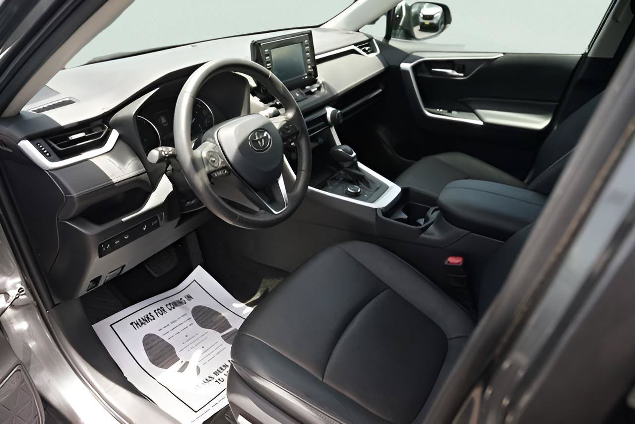 Used 2021 Toyota RAV4 XLE Premium AWD/4WD image 8