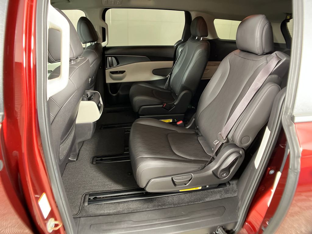 Used 2024 Kia Carnival LX image 30