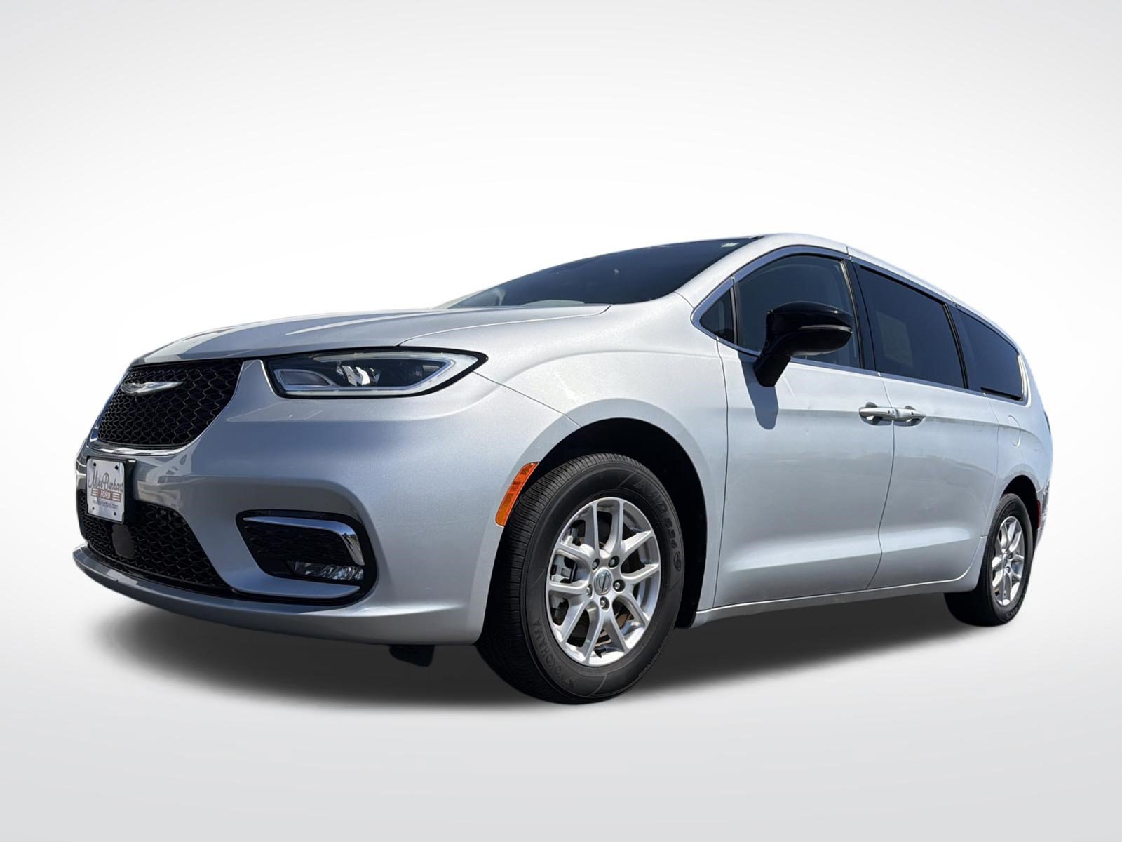 Used 2024 Chrysler Pacifica Touring-L FWD image 2