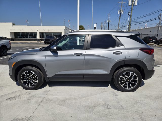 Used 2025 Chevrolet TrailBlazer LT w/ Driver Confidence Package image 4