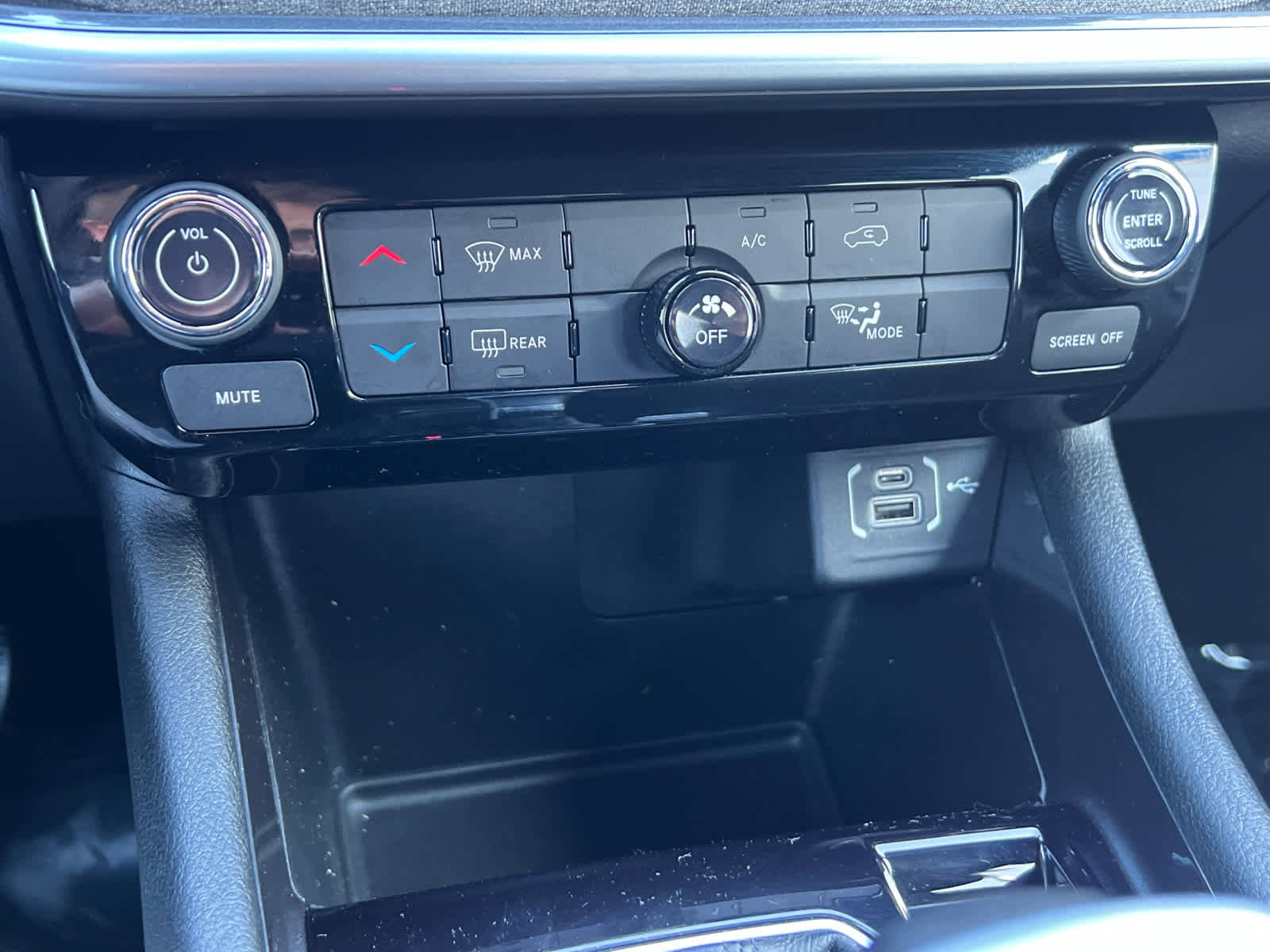 Used 2024 Jeep Compass Sport image 37