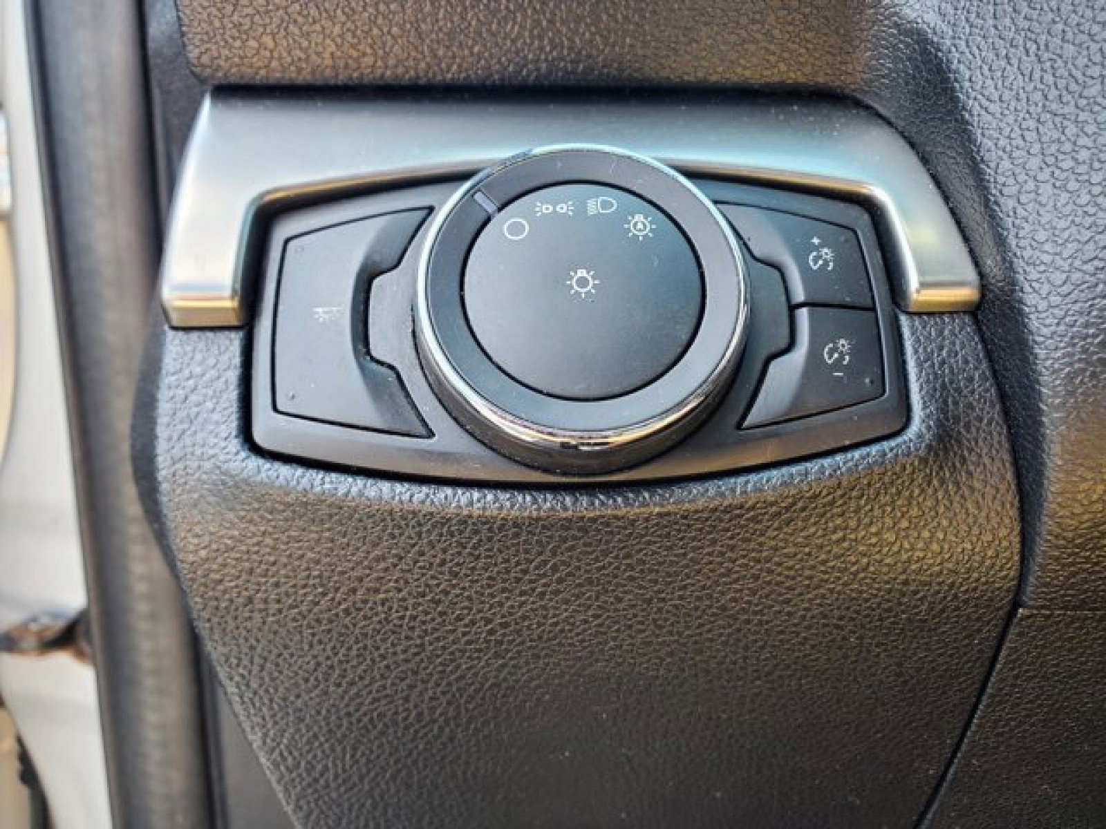 Certified 2018 Ford Explorer XLT FWD image 15