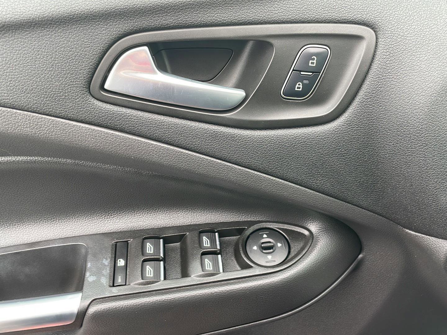Certified 2017 Ford C-MAX Energi SE FWD image 10