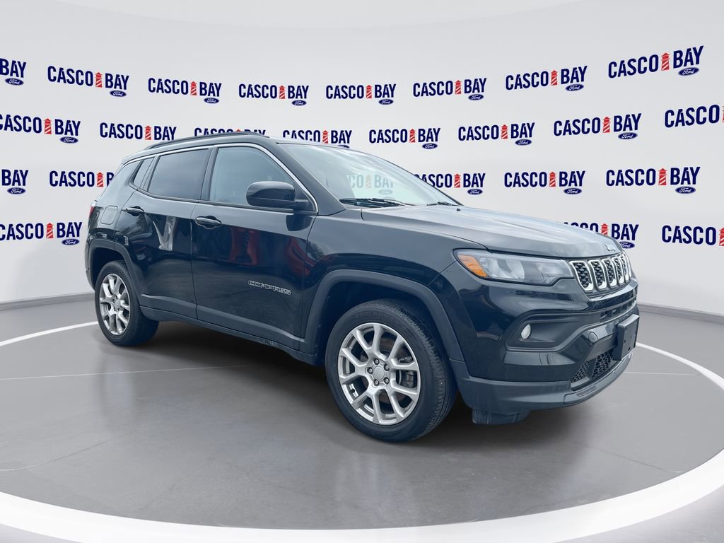 Used 2024 Jeep Compass Latitude AWD/4WD image 1