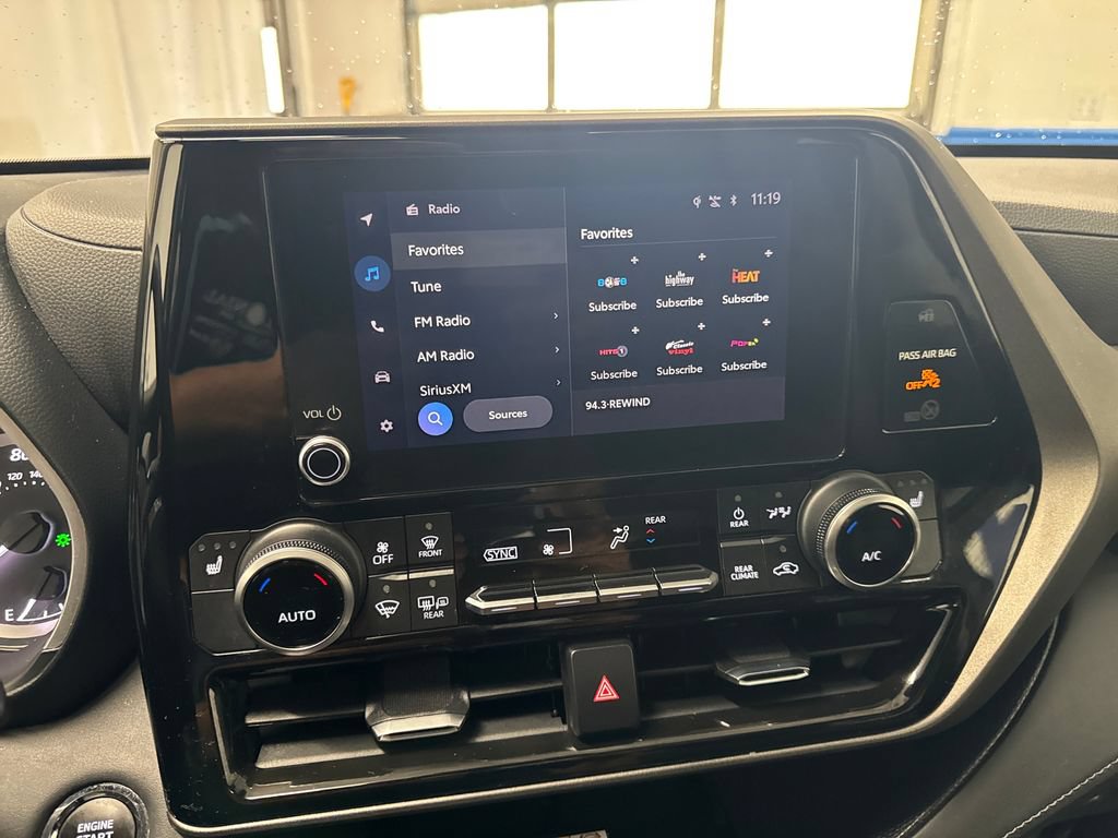 Used 2023 Toyota Highlander XLE AWD/4WD image 19