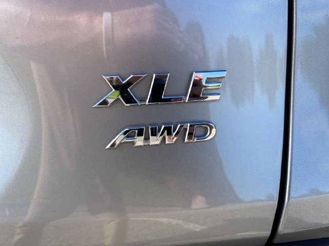 Used 2025 Toyota RAV4 XLE AWD/4WD image 40