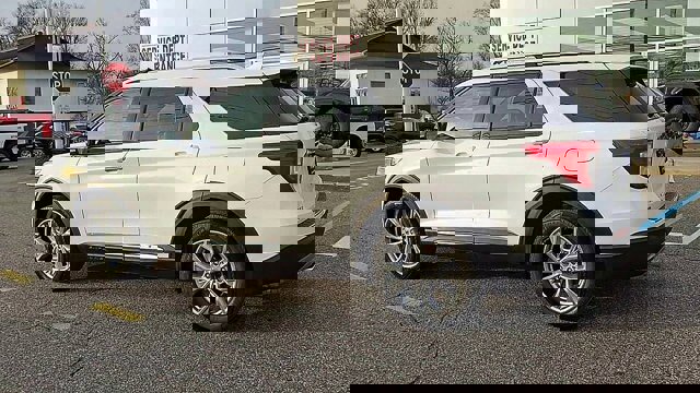 Certified 2022 Ford Explorer Limited w/ Equipment Group 301A image 4