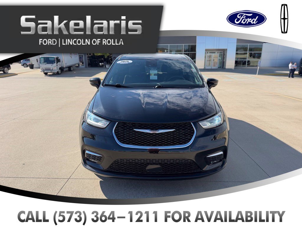 Used 2025 Chrysler Pacifica Select FWD image 2