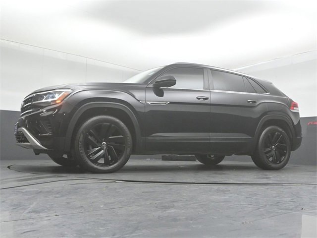 Used 2022 Volkswagen Atlas Cross Sport SE w/ Black Wheel Package image 2