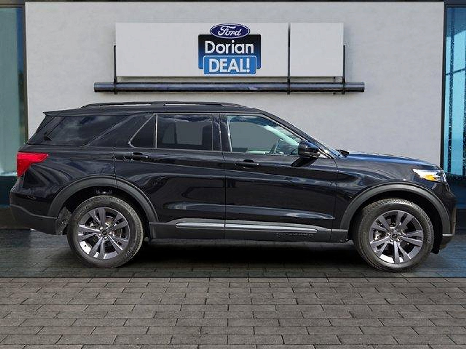 Certified 2024 Ford Explorer XLT w/ Equipment Group 202A AWD/4WD image 2