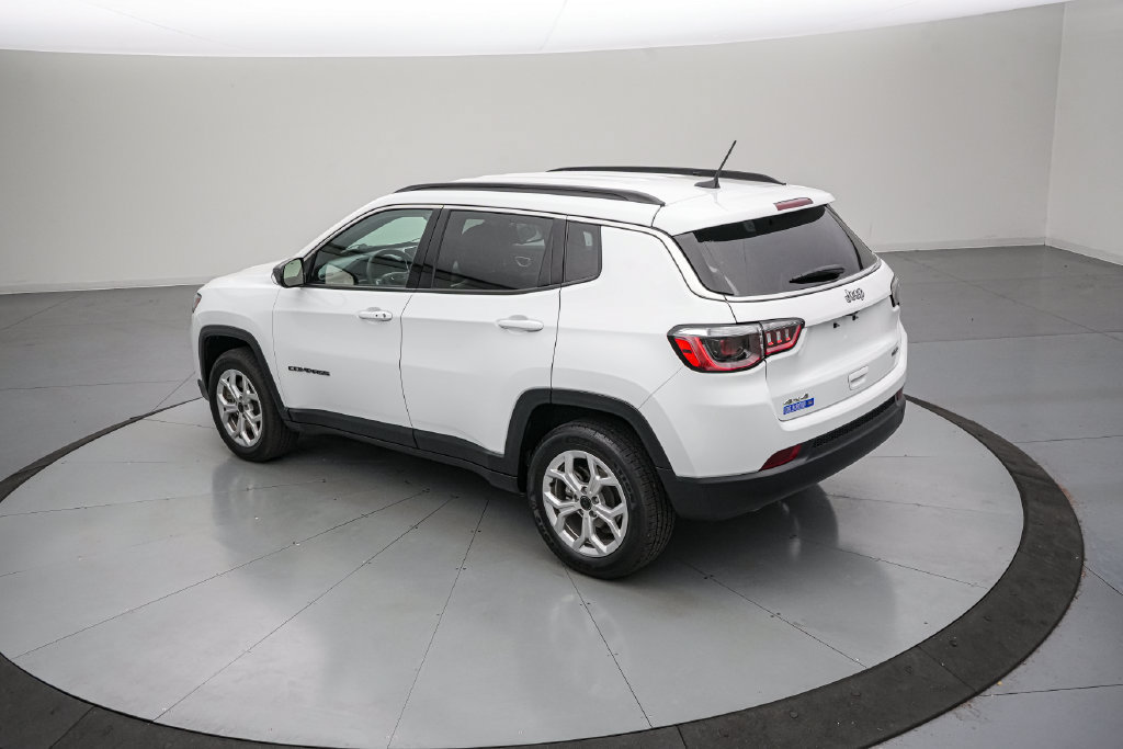 Used 2025 Jeep Compass Latitude AWD/4WD image 6
