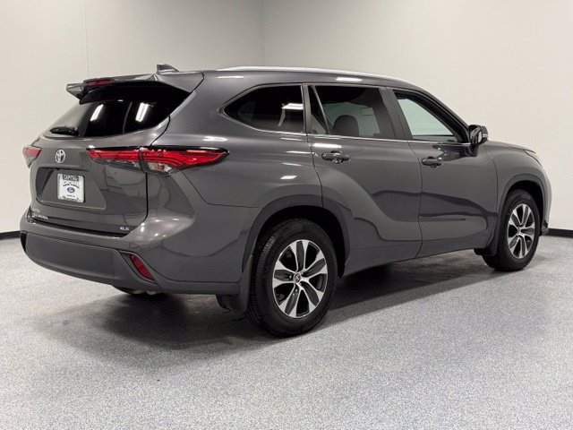 Used 2023 Toyota Highlander XLE FWD image 11