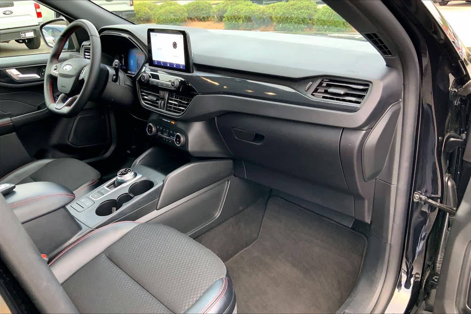 Certified 2025 Ford Escape ST-Line Select AWD/4WD image 17