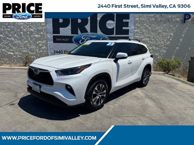 Used 2025 Toyota Highlander XLE FWD image 1