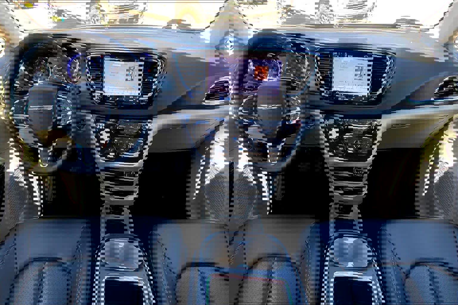 Used 2024 Chrysler Pacifica Touring-L image 16