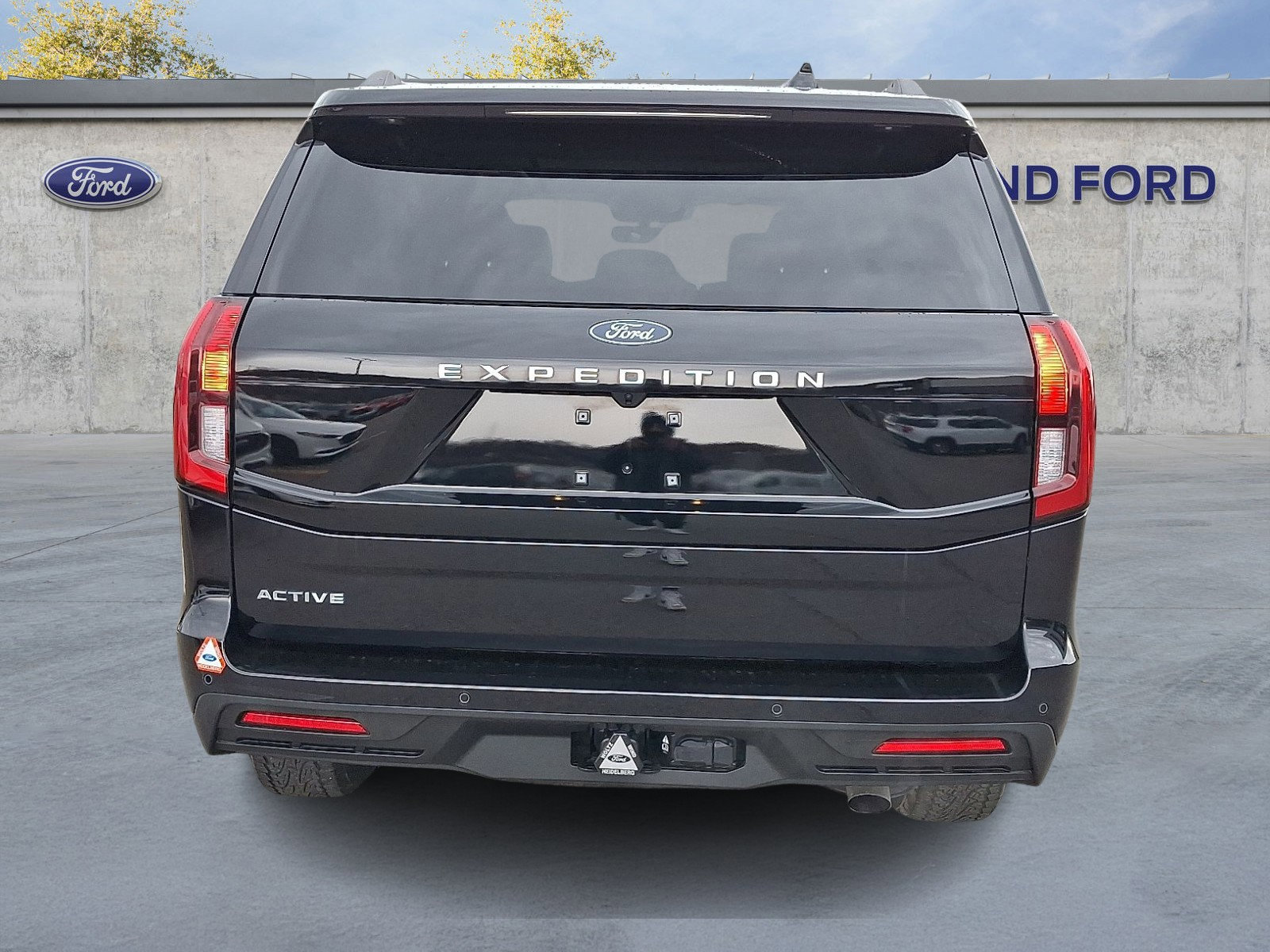 Certified 2025 Ford Expedition Active image 3