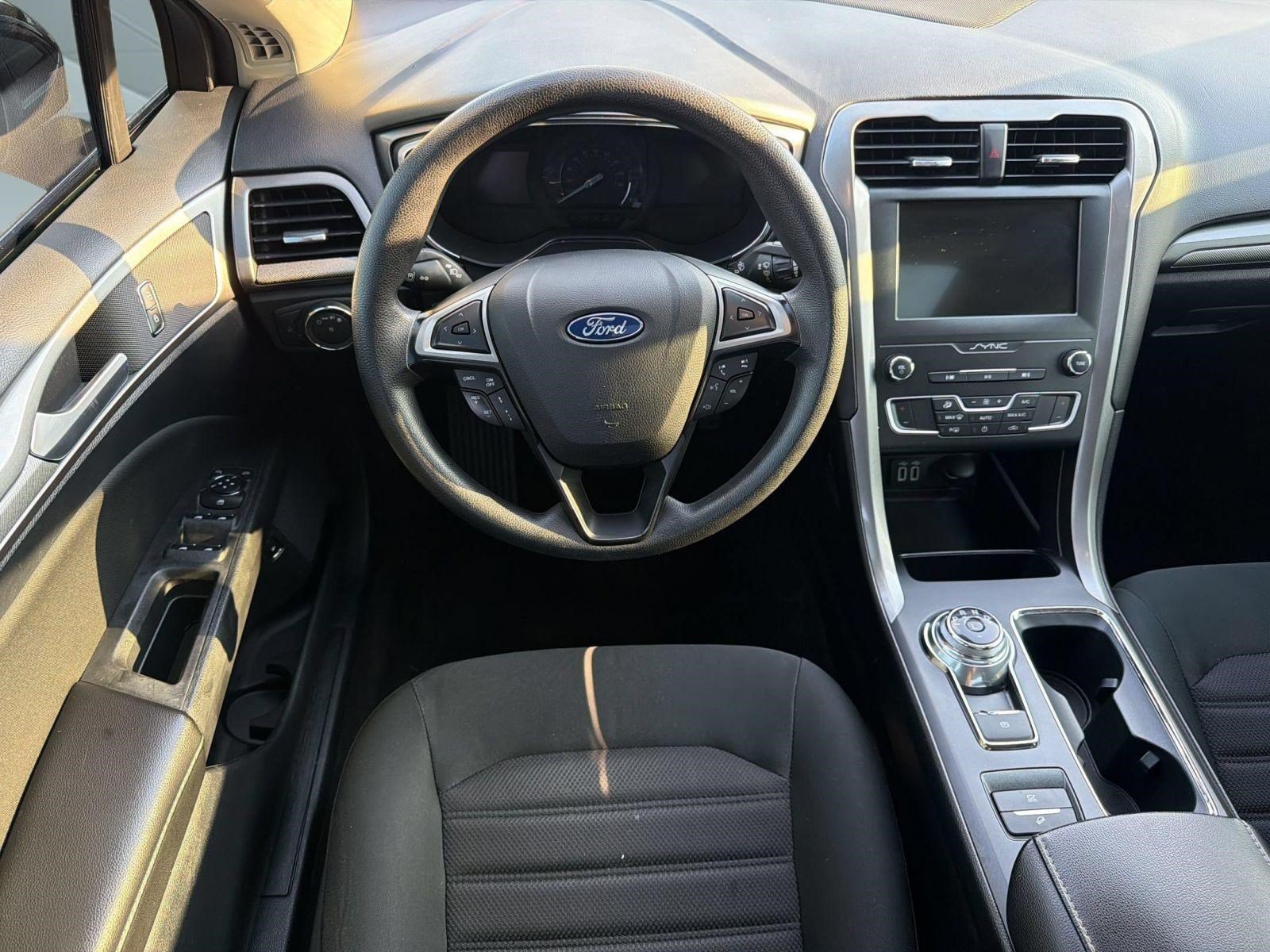 Certified 2020 Ford Fusion SE FWD image 28