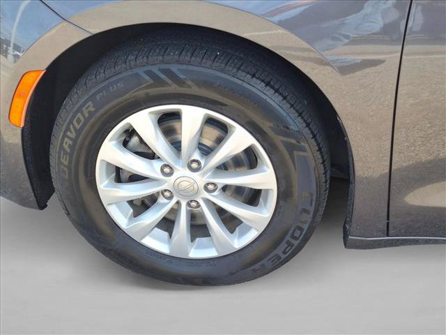 Used 2018 Chrysler Pacifica Touring Plus FWD image 28