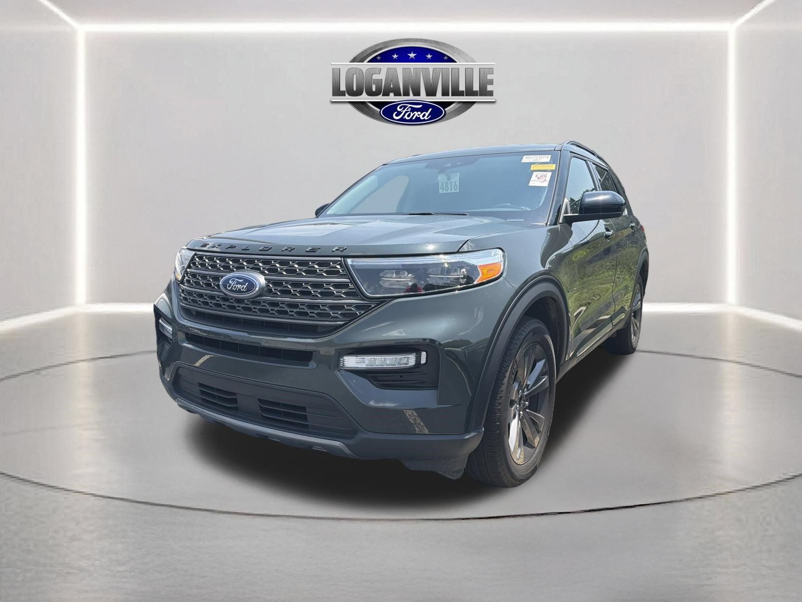 Certified 2024 Ford Explorer XLT w/ Equipment Group 202A AWD/4WD image 1