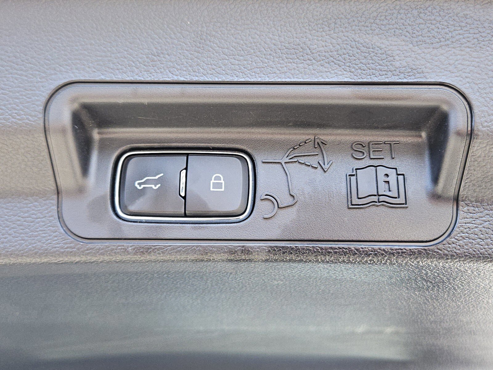 Certified 2023 Ford Explorer XLT image 32