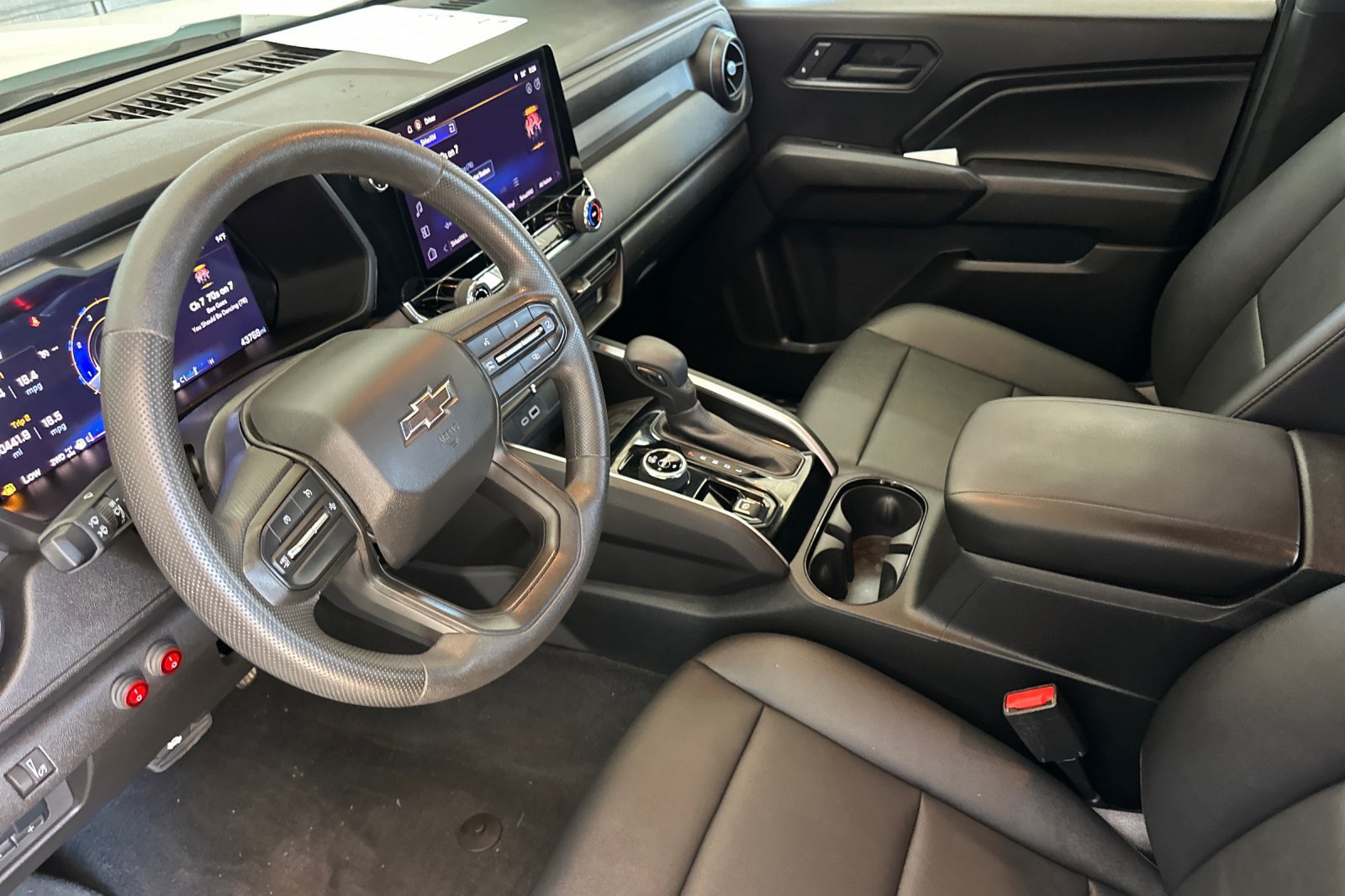 Used 2024 Chevrolet Colorado Trail Boss w/ Advanced Trailering Package AWD/4WD image 9