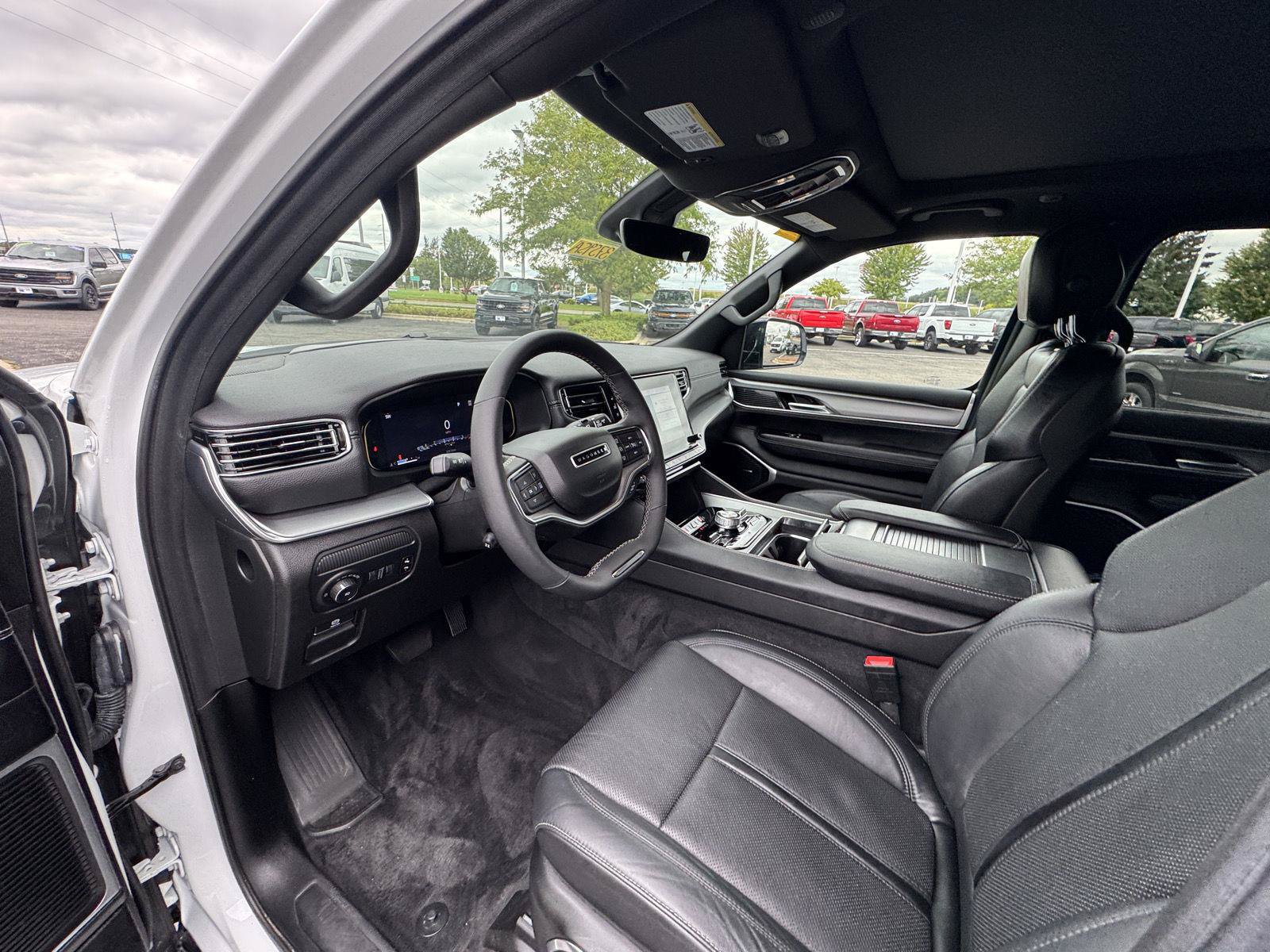 Used 2024 Jeep Wagoneer Series II w/ Convenience Group I AWD/4WD image 11