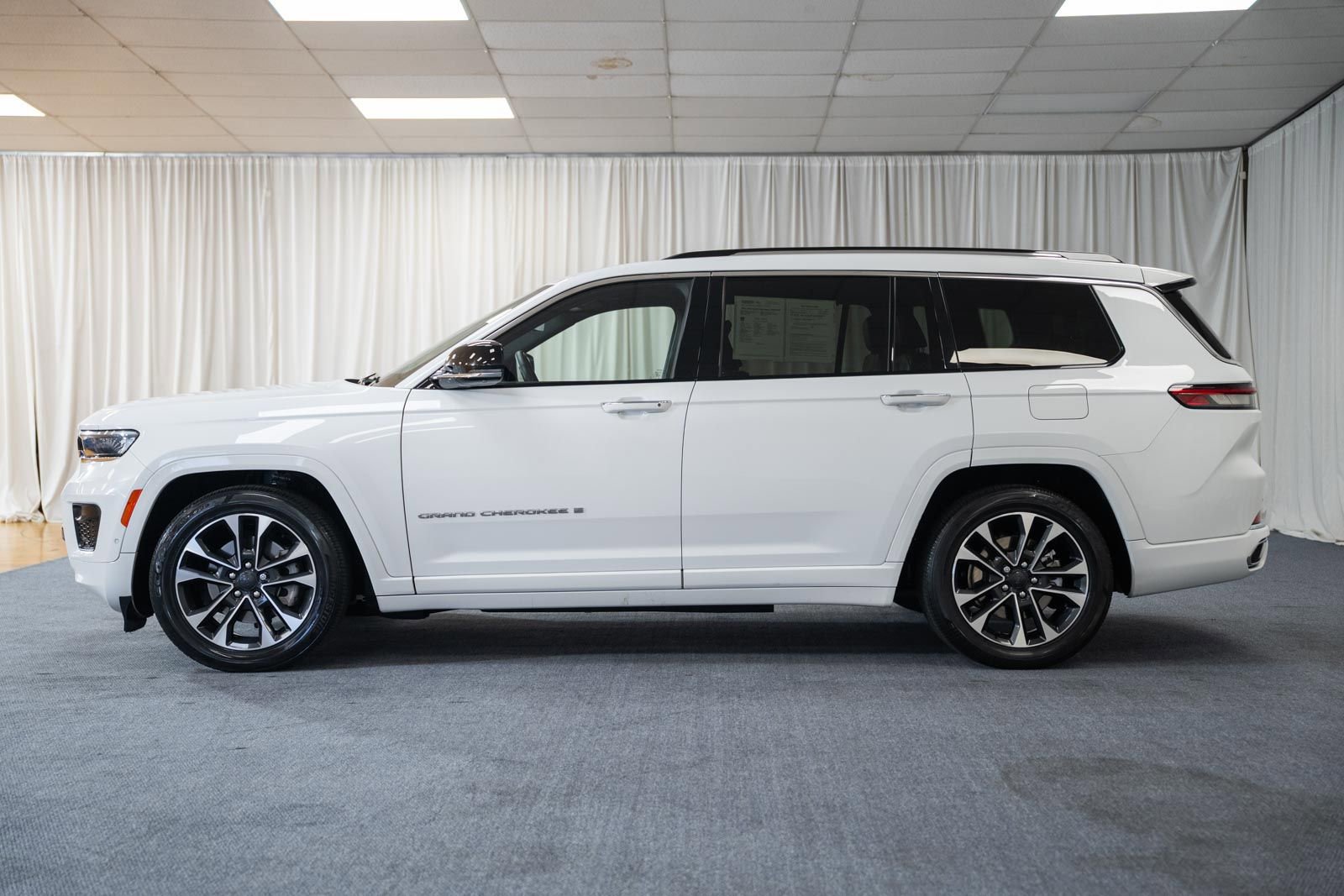 Used 2021 Jeep Grand Cherokee L Overland w/ Advanced Protech Group III AWD/4WD image 4