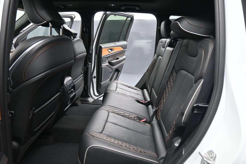 Used 2023 Jeep Grand Cherokee Summit AWD/4WD image 19