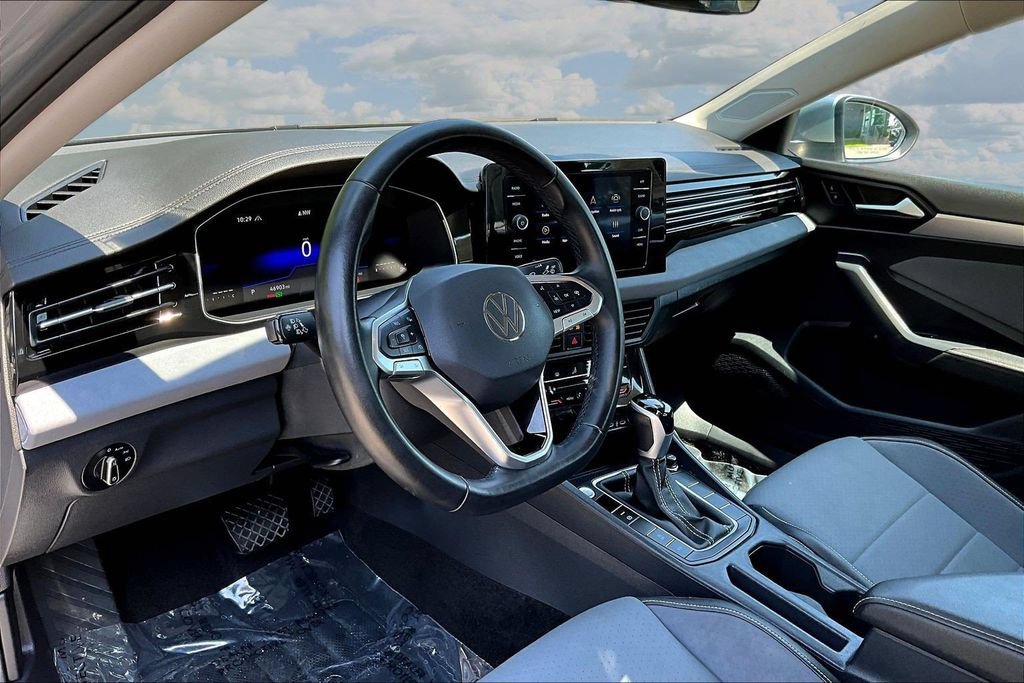 Used 2025 Volkswagen Jetta SE FWD image 18