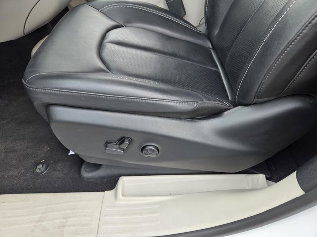 Used 2024 Chrysler Pacifica Touring-L FWD image 20