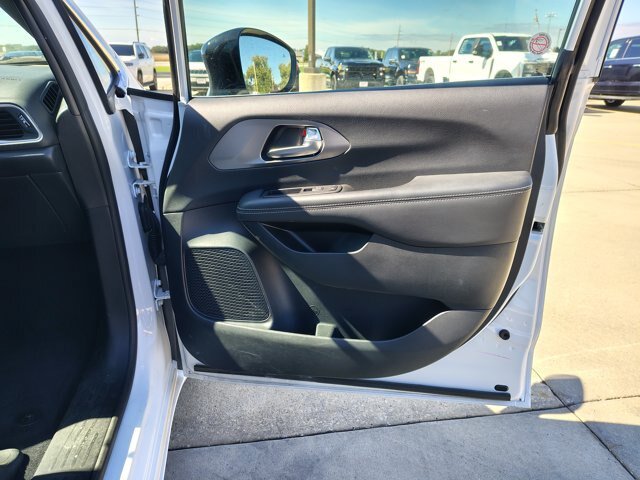 Used 2025 Chrysler Pacifica Select FWD image 13
