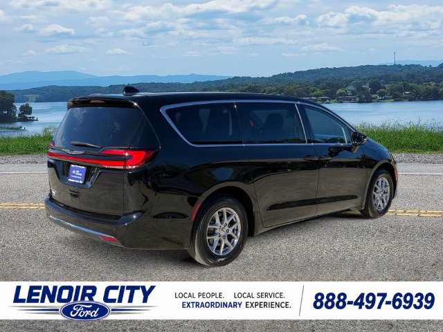 Used 2024 Chrysler Pacifica Touring-L FWD image 13