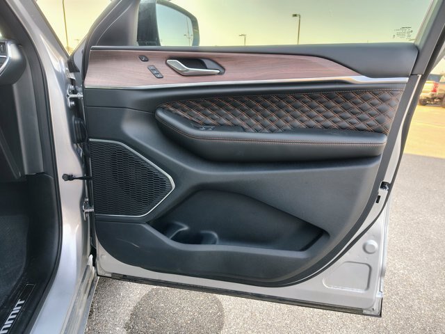 Used 2025 Jeep Grand Cherokee Summit w/ Obsidian Package AWD/4WD image 13