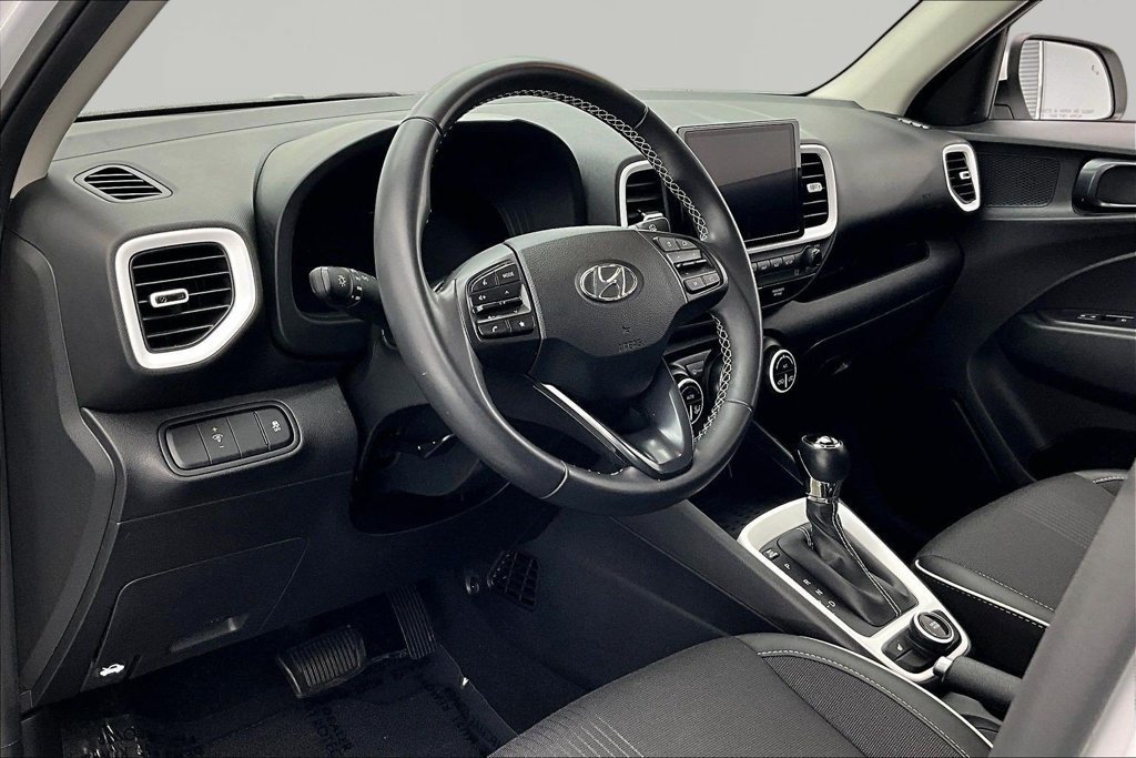Used 2024 Hyundai Venue Limited FWD image 14